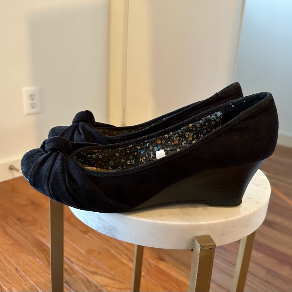 Report Black wedge shoes, size 9